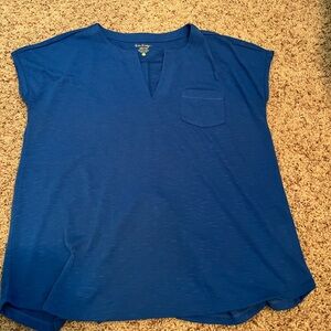 EUC Lilly Pulitzer vneck tshirt. Size XS